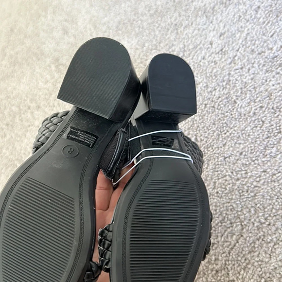 Black heels - Picture 2 of 2